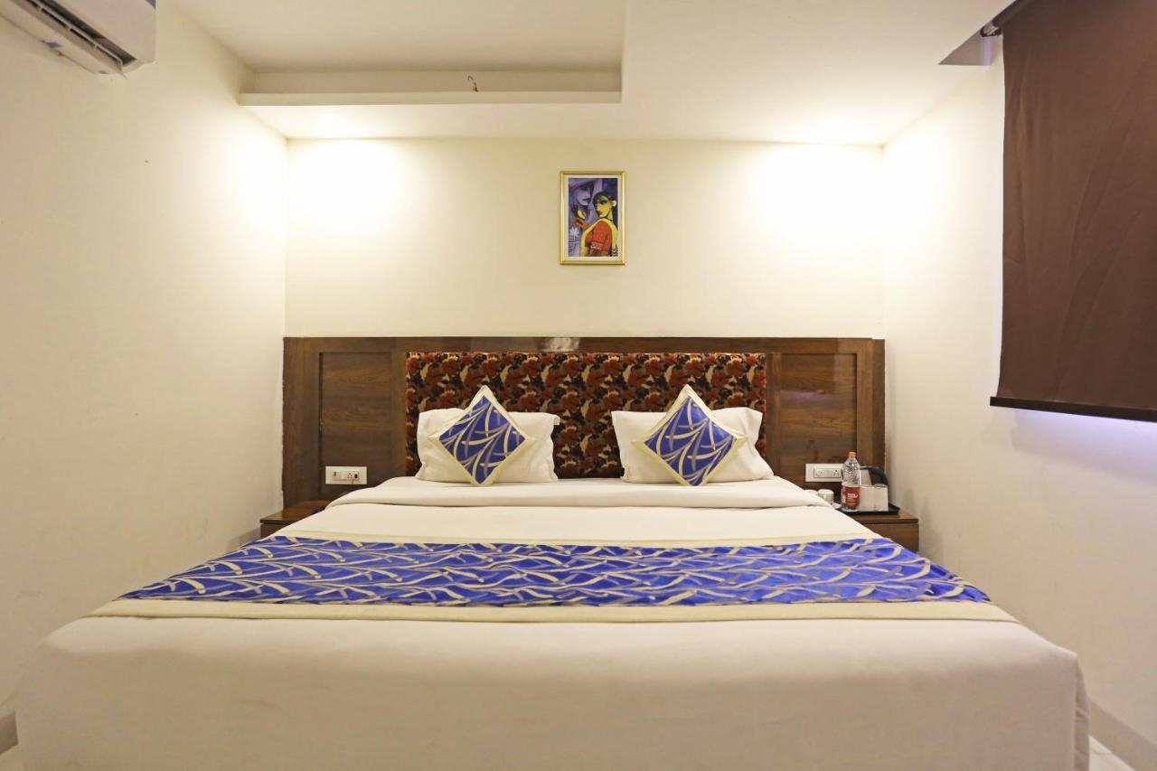 Hotel Emblem Suites- Near Delhi Airport Ню Делхи Екстериор снимка