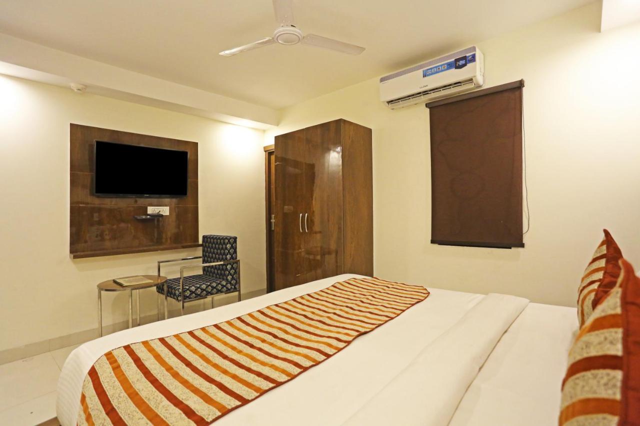Hotel Emblem Suites- Near Delhi Airport Ню Делхи Екстериор снимка