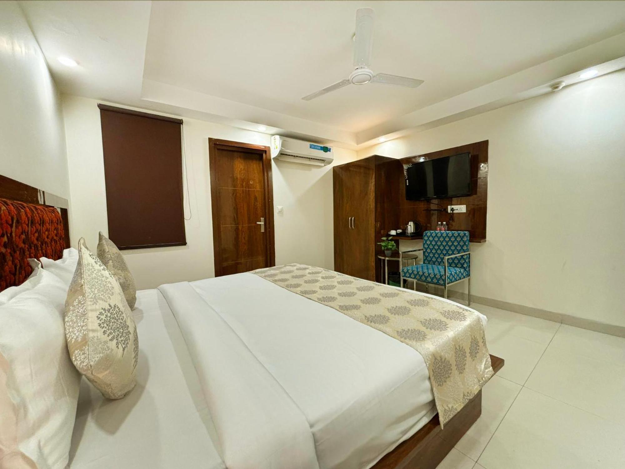 Hotel Emblem Suites- Near Delhi Airport Ню Делхи Екстериор снимка