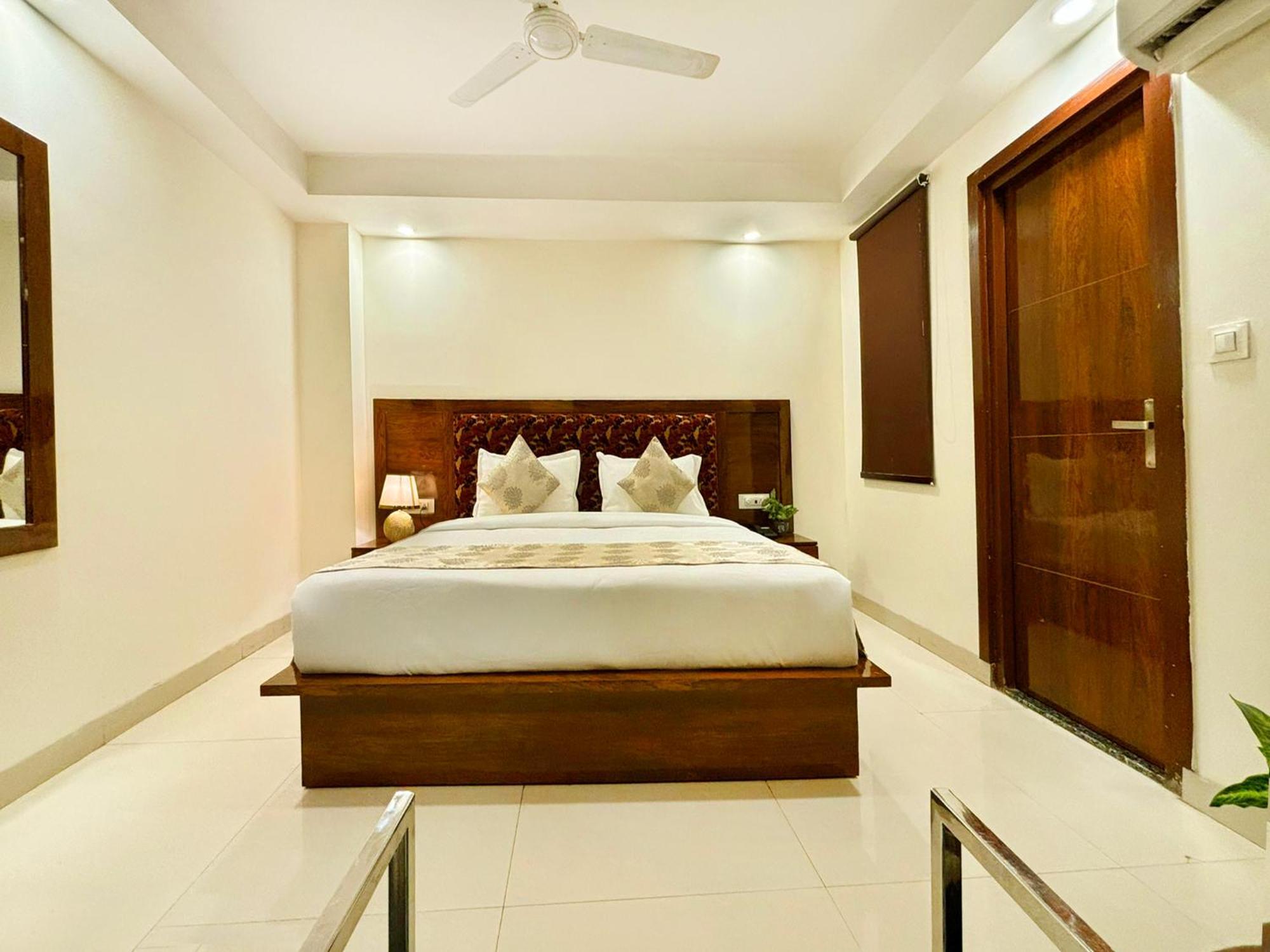 Hotel Emblem Suites- Near Delhi Airport Ню Делхи Екстериор снимка