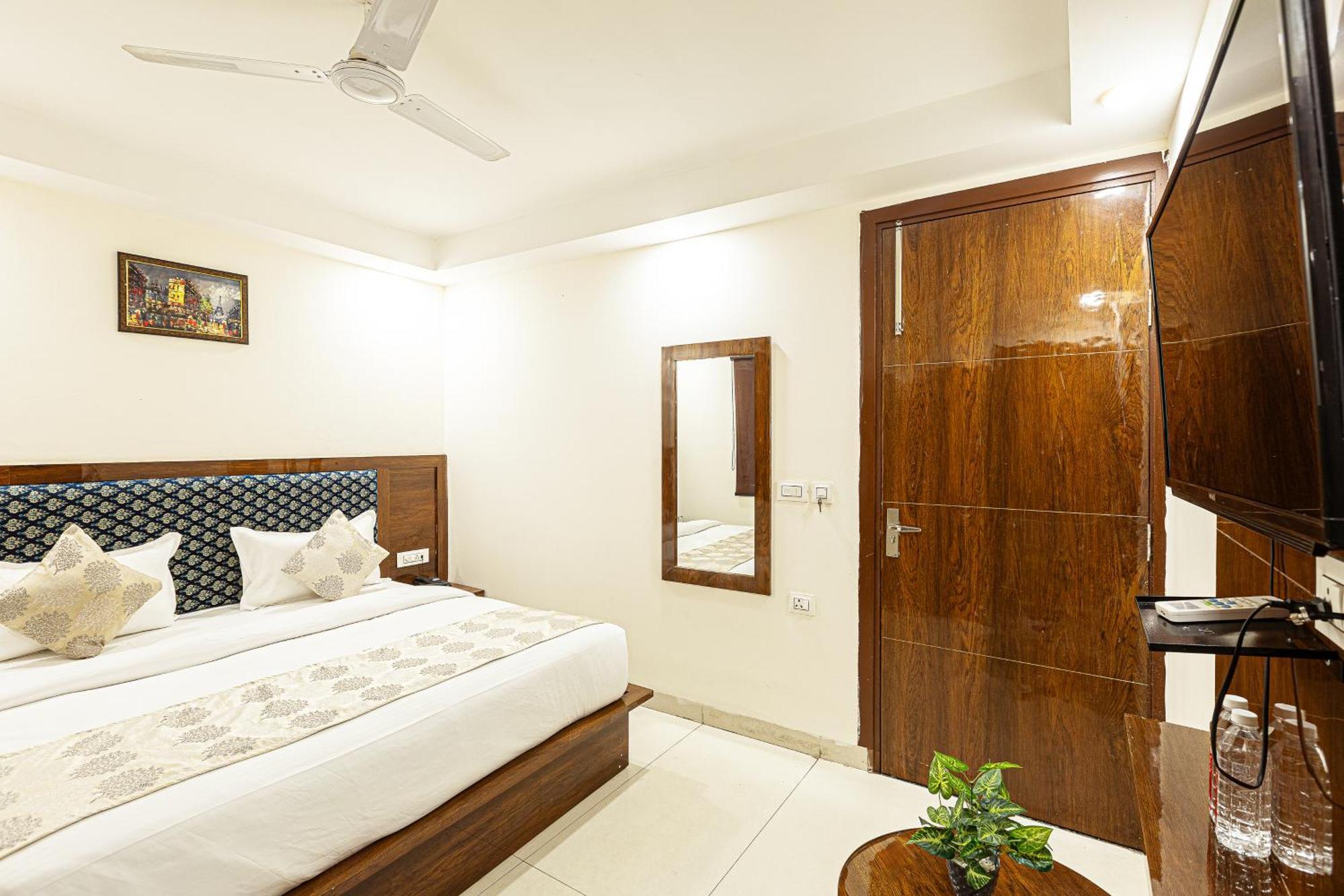 Hotel Emblem Suites- Near Delhi Airport Ню Делхи Екстериор снимка