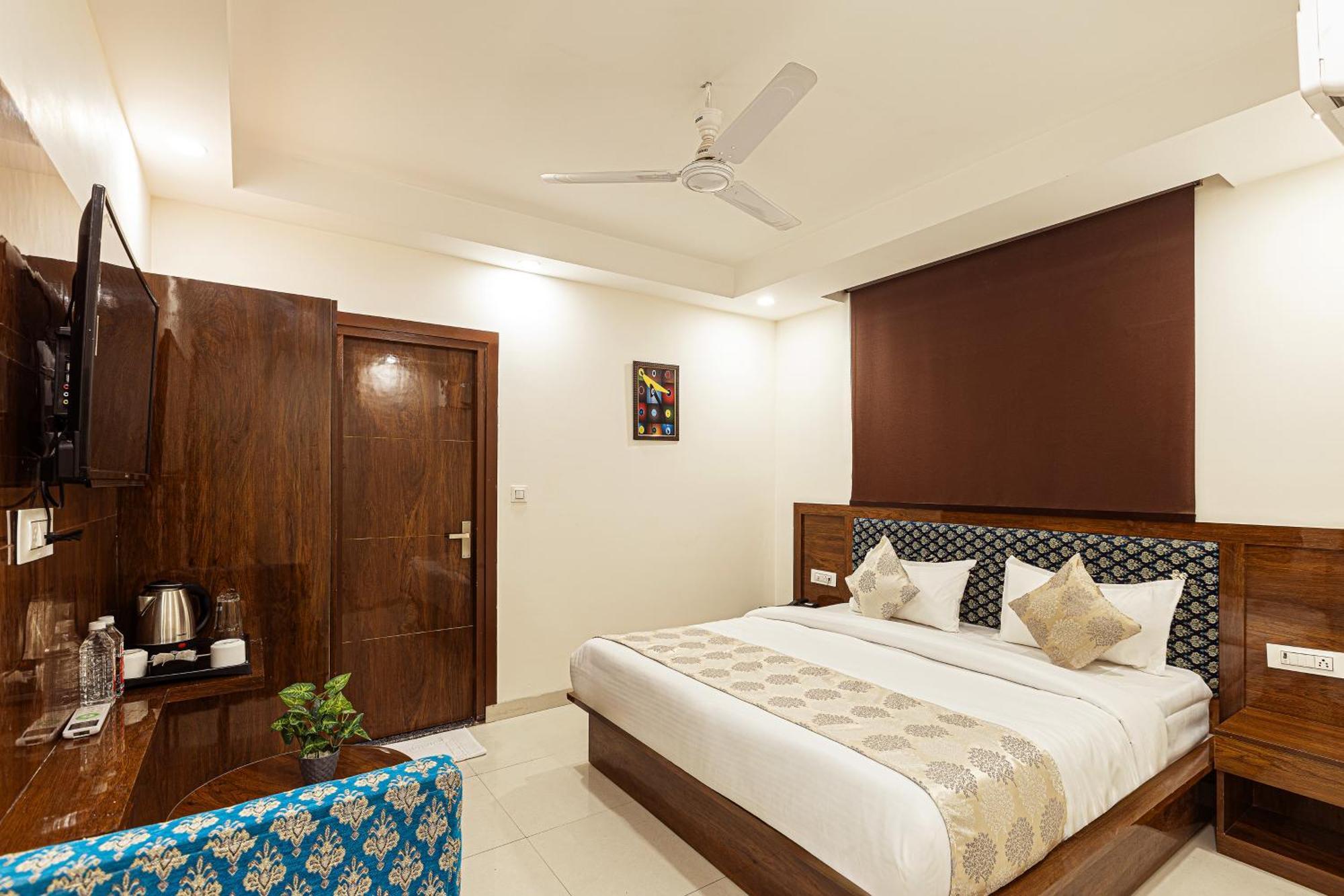 Hotel Emblem Suites- Near Delhi Airport Ню Делхи Екстериор снимка