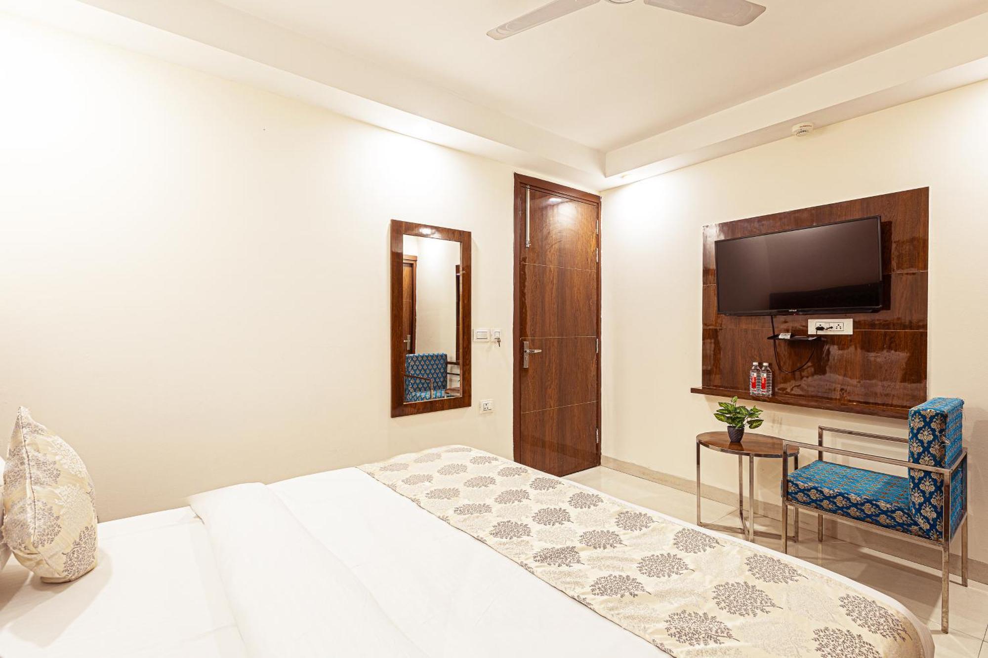 Hotel Emblem Suites- Near Delhi Airport Ню Делхи Екстериор снимка