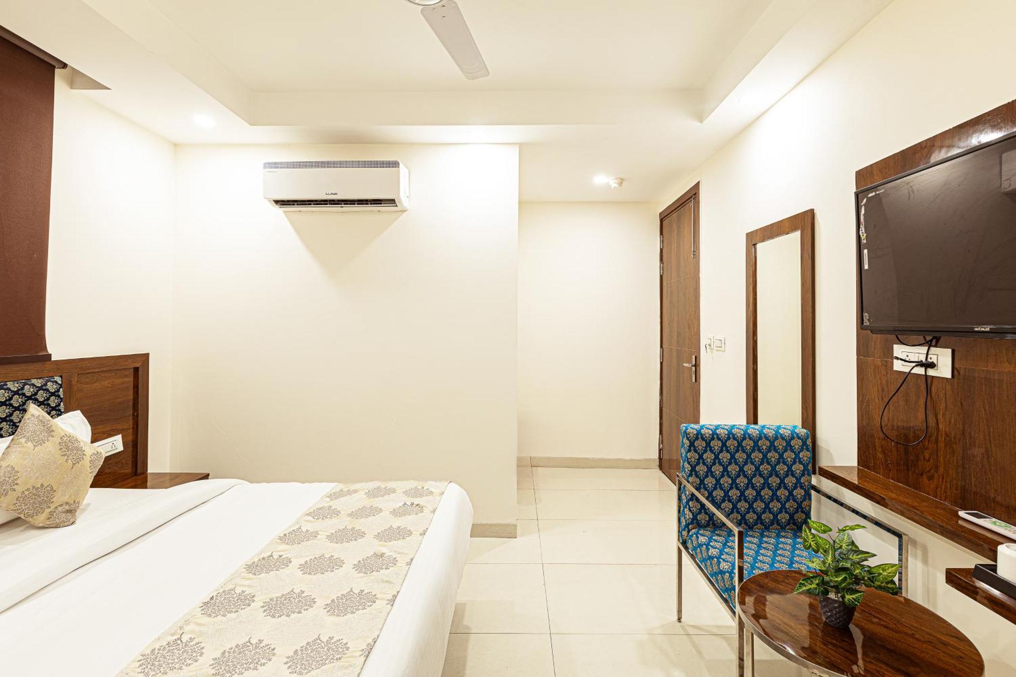 Hotel Emblem Suites- Near Delhi Airport Ню Делхи Екстериор снимка