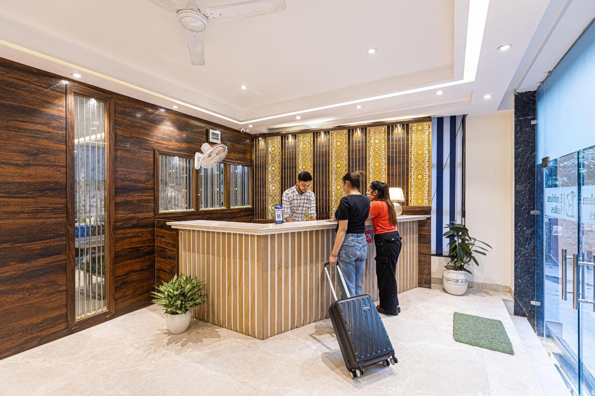 Hotel Emblem Suites- Near Delhi Airport Ню Делхи Екстериор снимка
