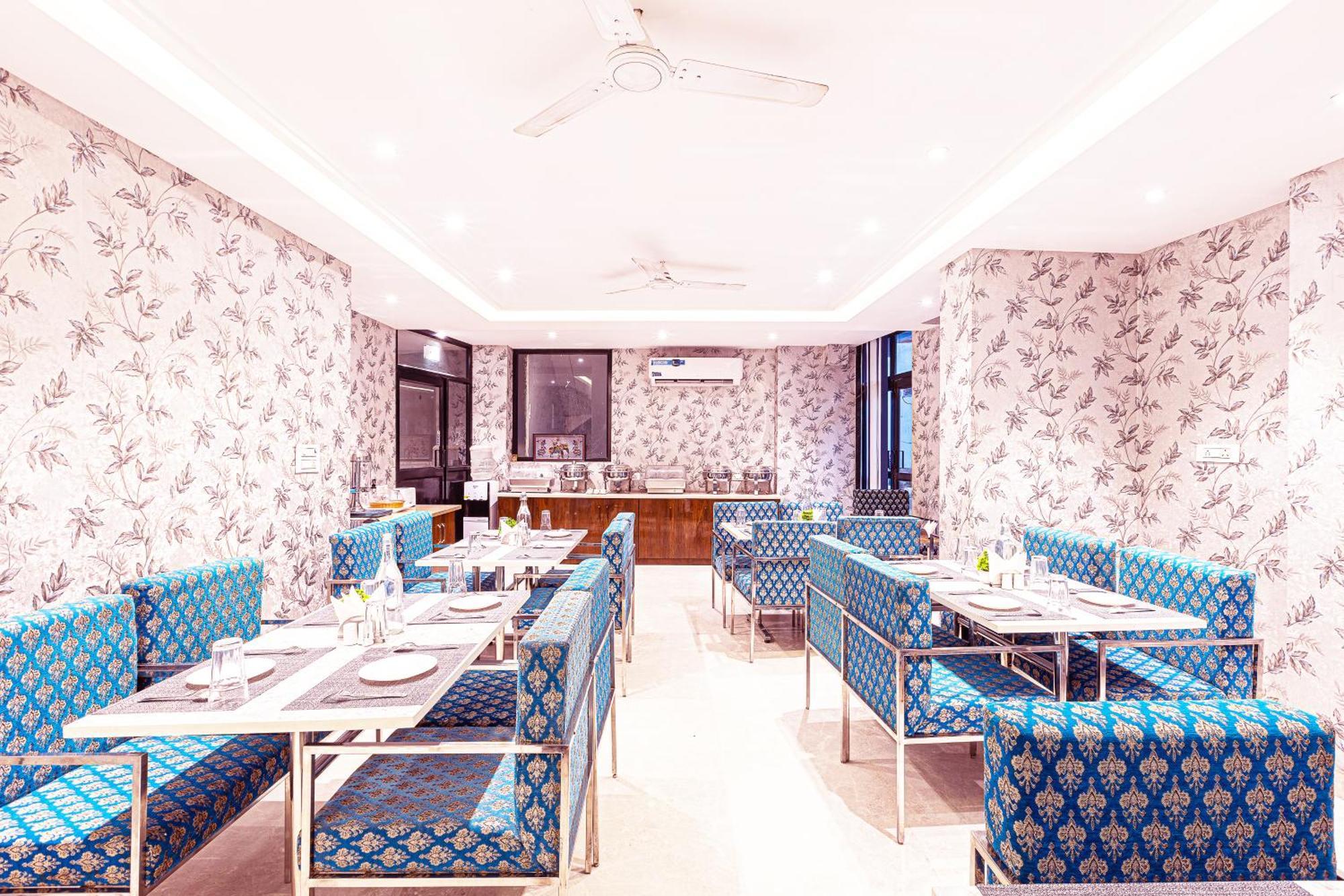 Hotel Emblem Suites- Near Delhi Airport Ню Делхи Екстериор снимка